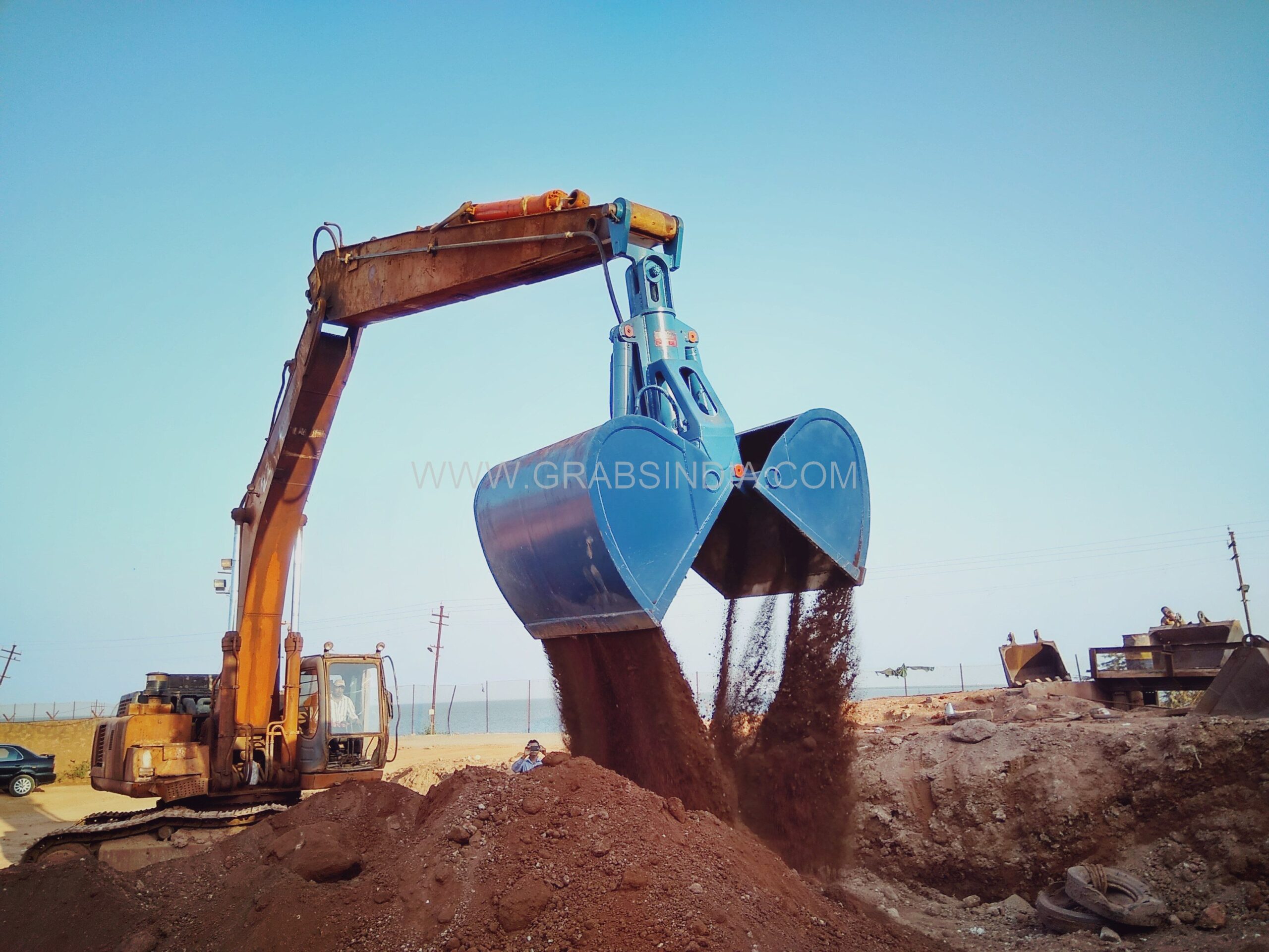 Clamshell Attachment Grab - 3